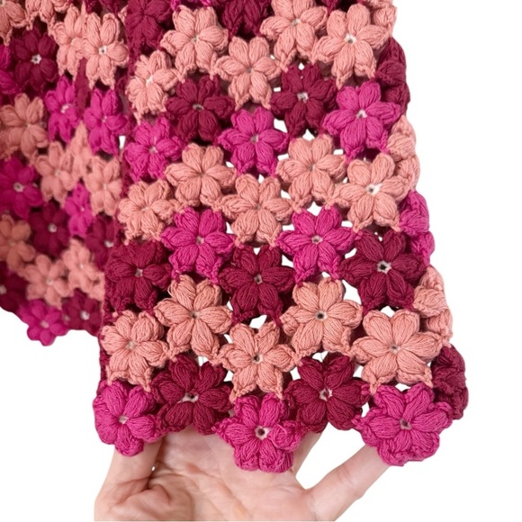 Alice + Olivia Anderson Cropped Floral Crochet Cardigan Sweater Size Medium - Picture 6 of 12